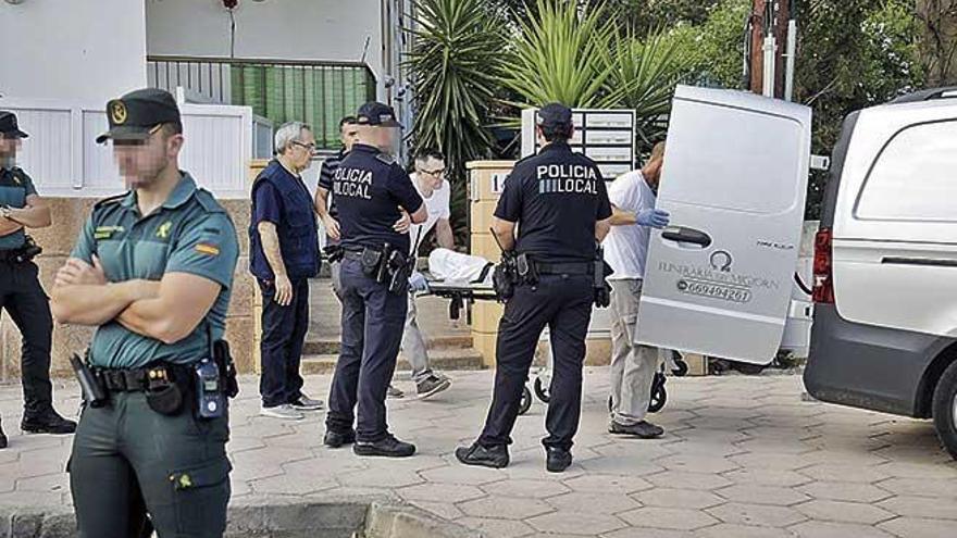 Empleados de la funeraria trasladan el cadÃ¡ver de la mujer asesinada el pasado domingo por la maÃ±ana en la ColÃ²nia de Sant Jordi.