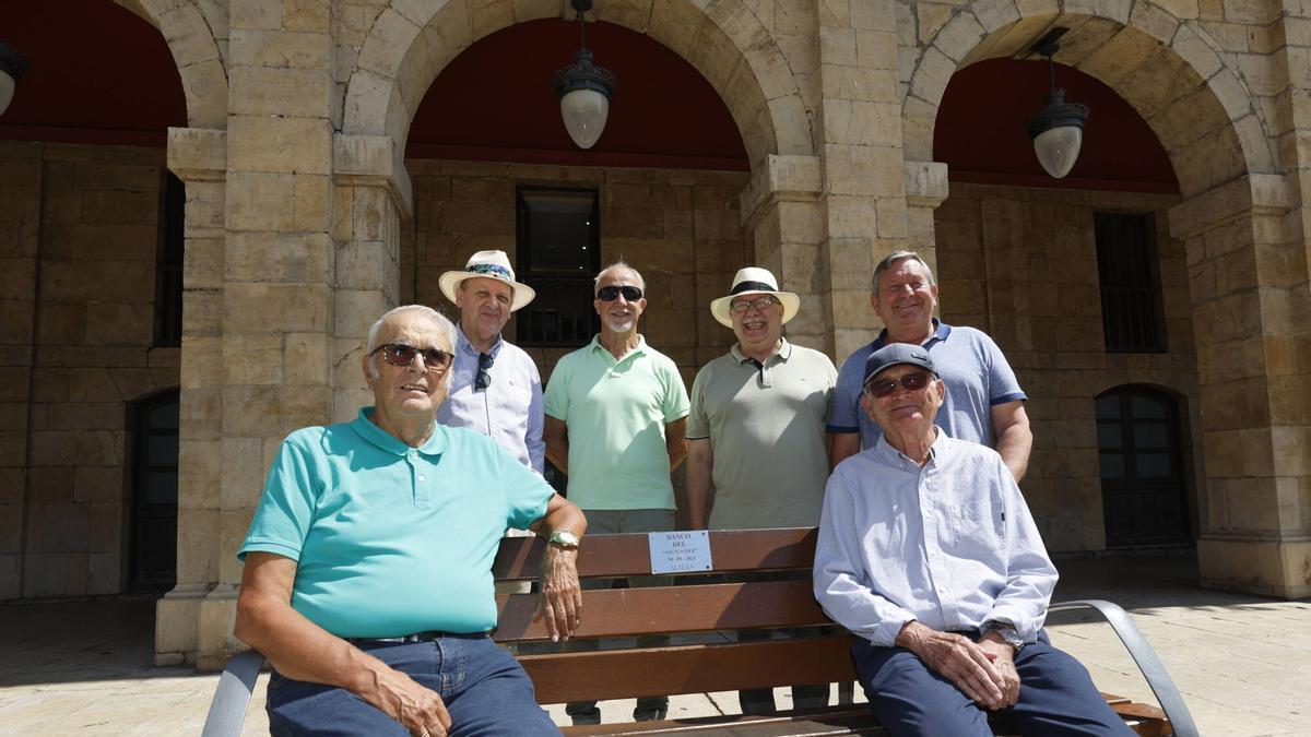 Representantes de los "senadores de Avilés", en su banco de la plaza de España.