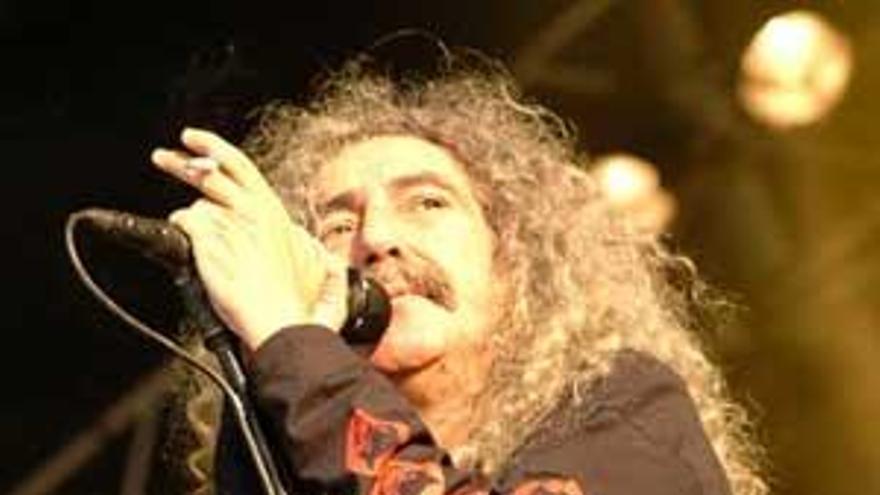 Yosi Domínguez, voz y guitarra de «Los Suaves».