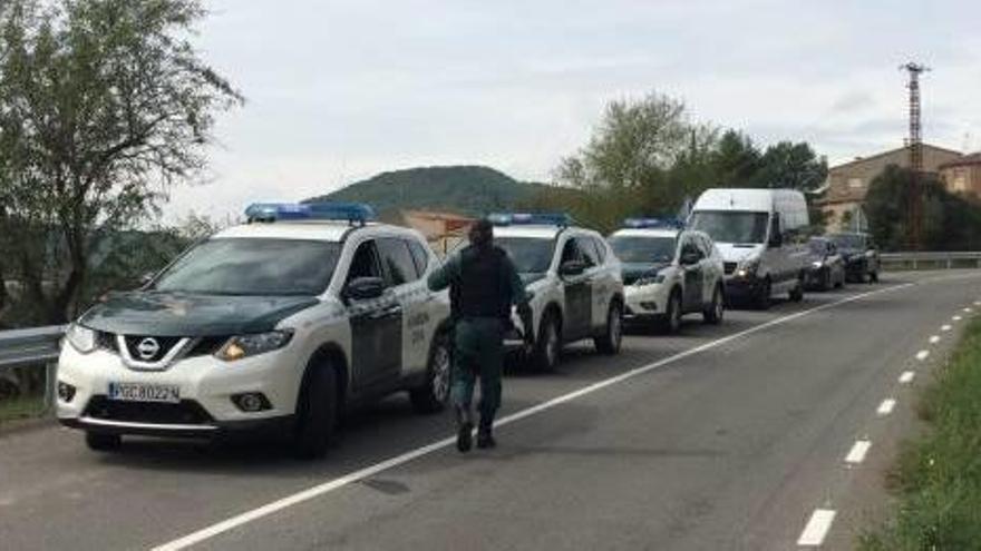 Cotxes de la Guàrdia Civil en una carretera del Bages, en una imatge del dia del referèndum