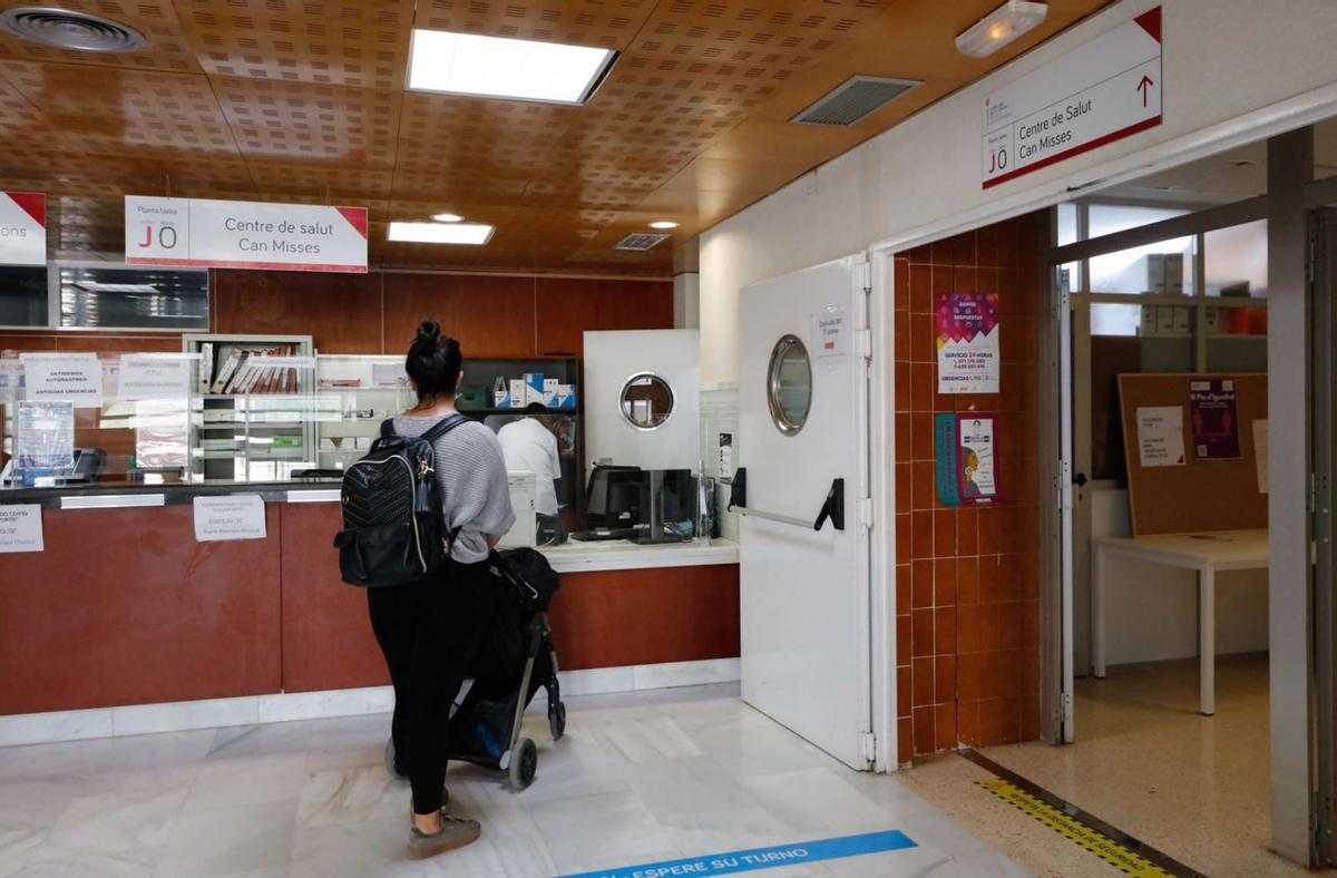 Entrada del centro de salud de Can Misses. | J.A.RIERA