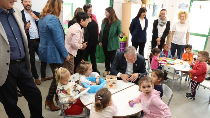 Torres, con unos niños, durante su visita al colegio. | |