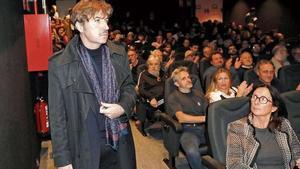 Albert Serra entrando en el cine Truffaut de Girona, que se llenó para ver «Tardes de soledad».