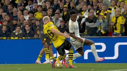 Borussia Dortmund - Real Madrid : El caño de Vini Jr