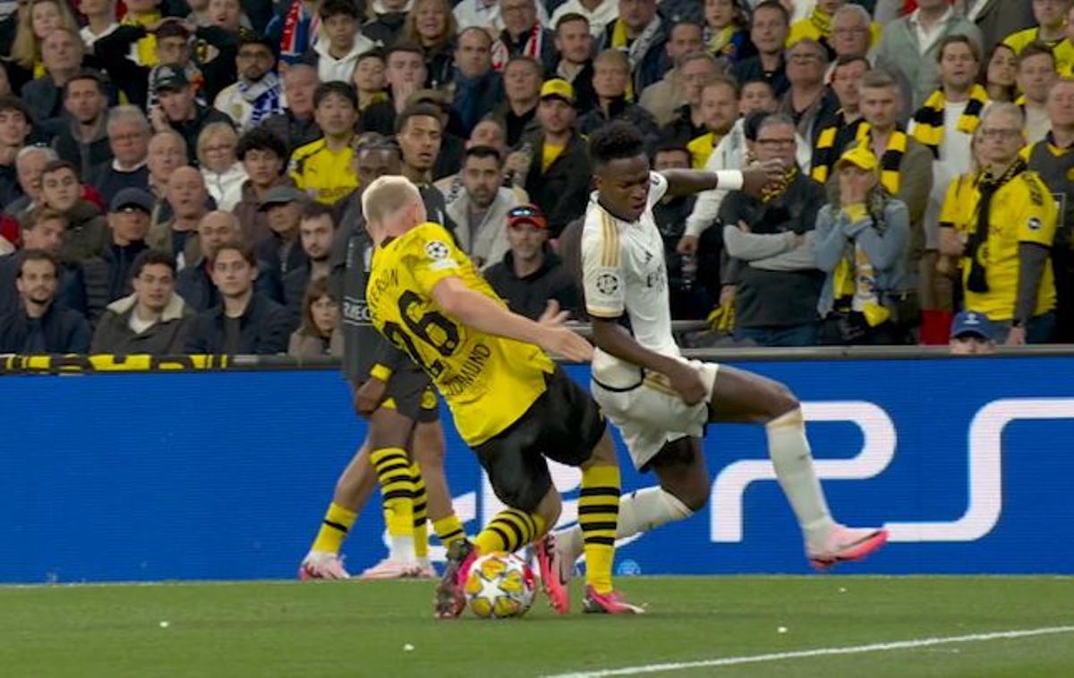 Borussia Dortmund - Real Madrid : El caño de Vini Jr