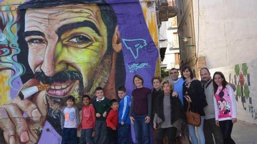 Participantes de las asociaciones Kartio, Arrabal-AID y Fantasía en Lagunillas muestran uno de los murales creados por  Jonathan Morillas.