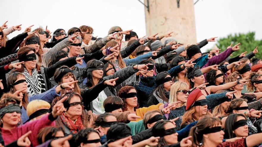Más de 200 mujeres representaron «Un violador en tu camino» en València, convocadas por la Asamblea Feminista de Valencia.