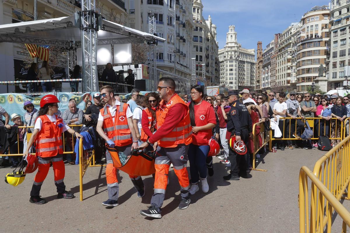 Los servicios médicos atienden a una persona que sufre una lipotimia en la mascletà del 13 de marzo.