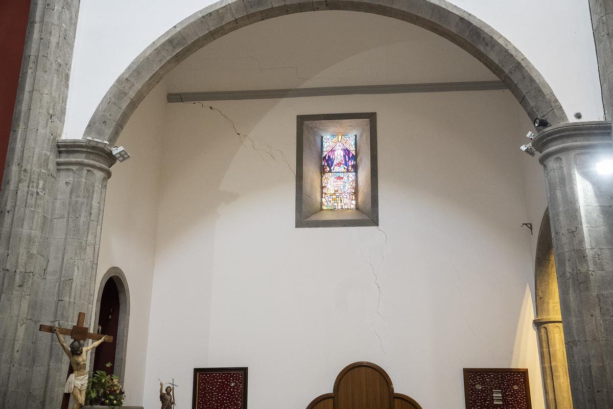 Imagen de una de las grietas formadas en la pared de la iglesia de Santa Lucía.