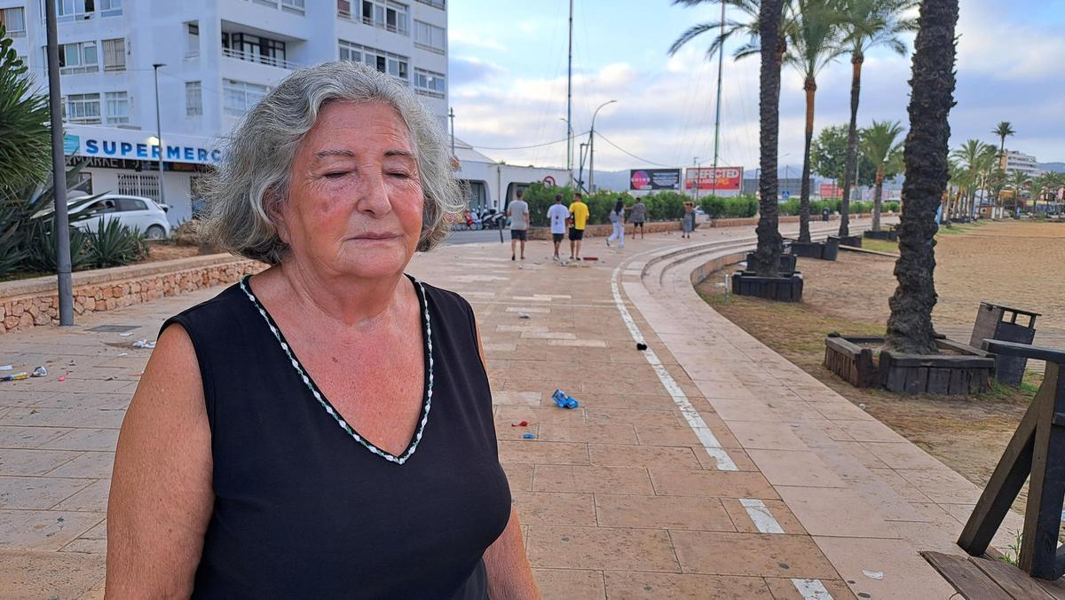 Galería de imágenes de la suciedad en el la playa de s'Arenal de Sant Antoni a primera hora de la mañana Galería de imágenes de la suciedad en el la playa de s'Arenal de Sant Antoni a primera hora de la mañana