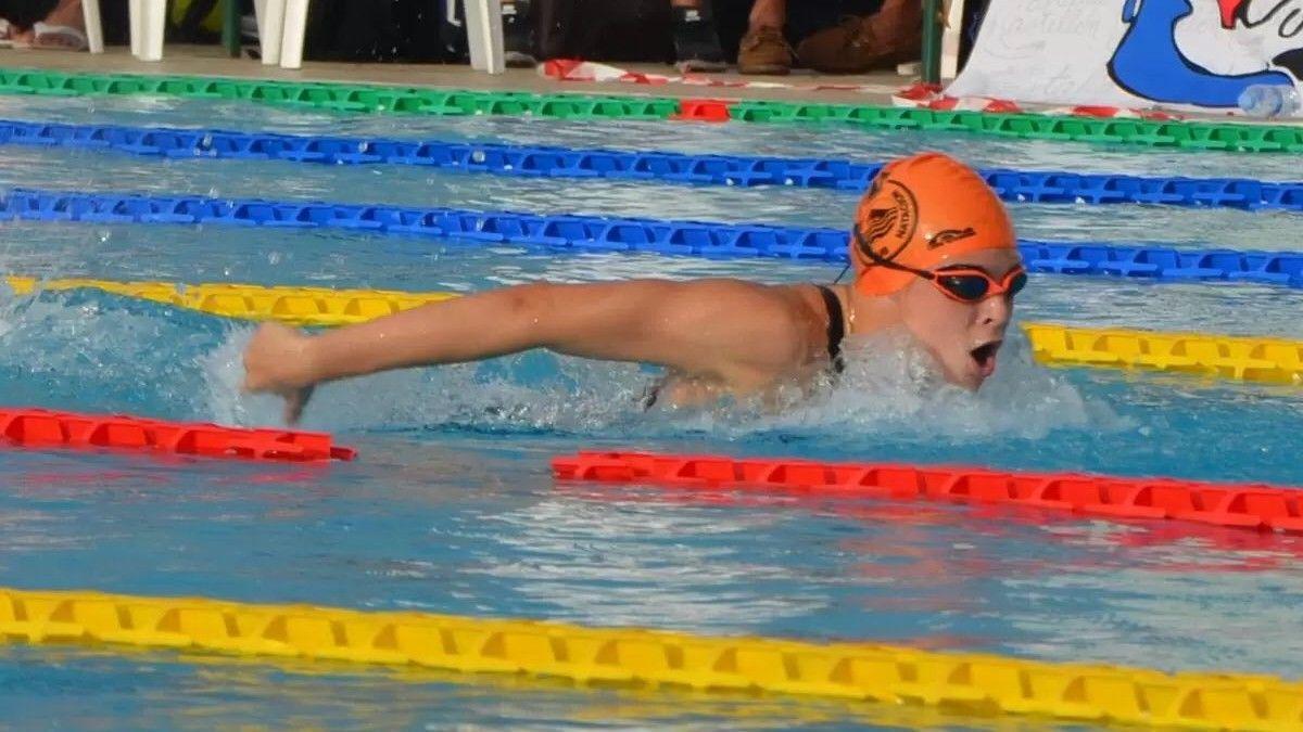 Ángela Martínez nadando en una prueba de piscina