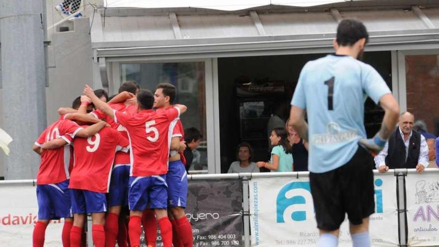 Los jugadores del Choco celebran un gol ante la decepción del portero del Cerceda. // Eugenio Álvarez