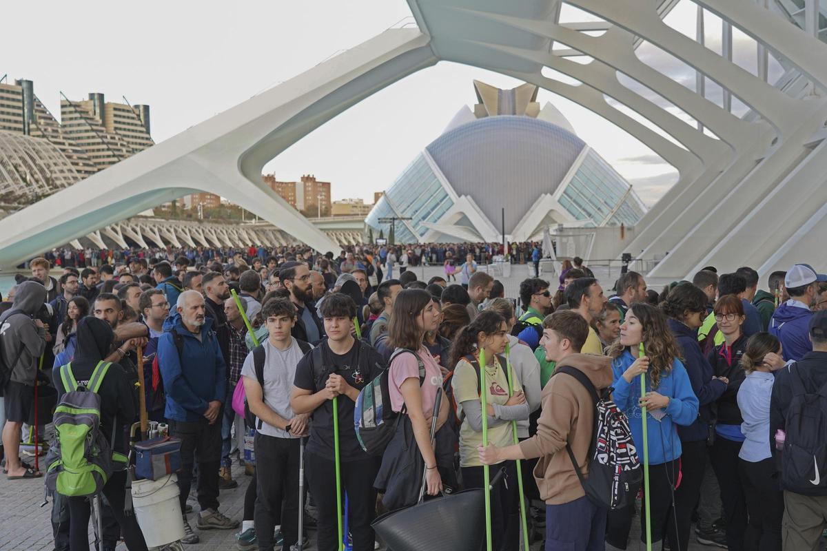 Miles de voluntarios acuden al complejo cultural de la Ciudad de las Artes y las Ciencias para recibir asignaciones de trabajo para ayudar con las tareas de limpieza tras las inundaciones en Valencia, España, el sábado 2 de noviembre de 2024. Miles de voluntarios acuden al complejo cultural de la Ciudad de las Artes y las Ciencias para recibir asignaciones de trabajo para ayudar con las tareas de limpieza tras las inundaciones en Valencia, España, el sábado 2 de noviembre de 2024.
