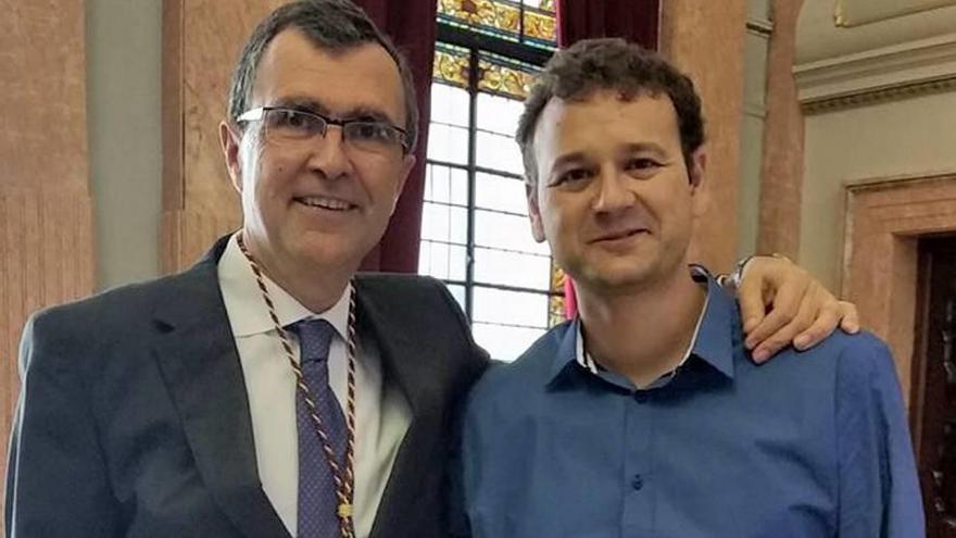 El alcalde, en su toma de posesión, con el expedáneo que entrará de concejal en la bancada popular.