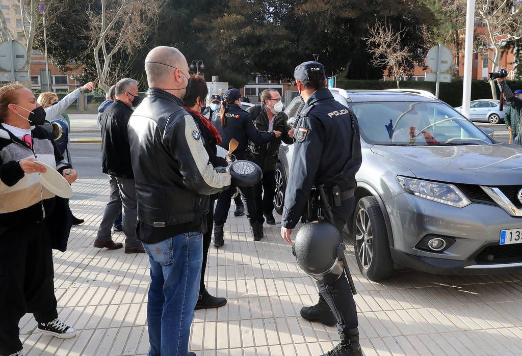 Los hosteleros se presentan en la Asamblea para recibir a López Miras