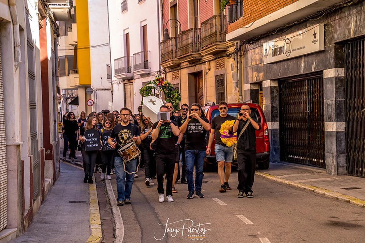 Así ha discurrido el 'entierro' por la educación pública protagonizado por docentes y familias en Castelló