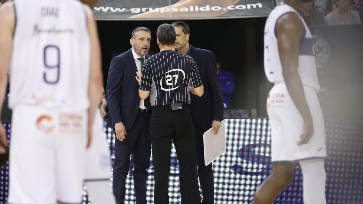 Carlos Peruga se dirige en un partido a Ibon Navarro y Pedro Martínez.