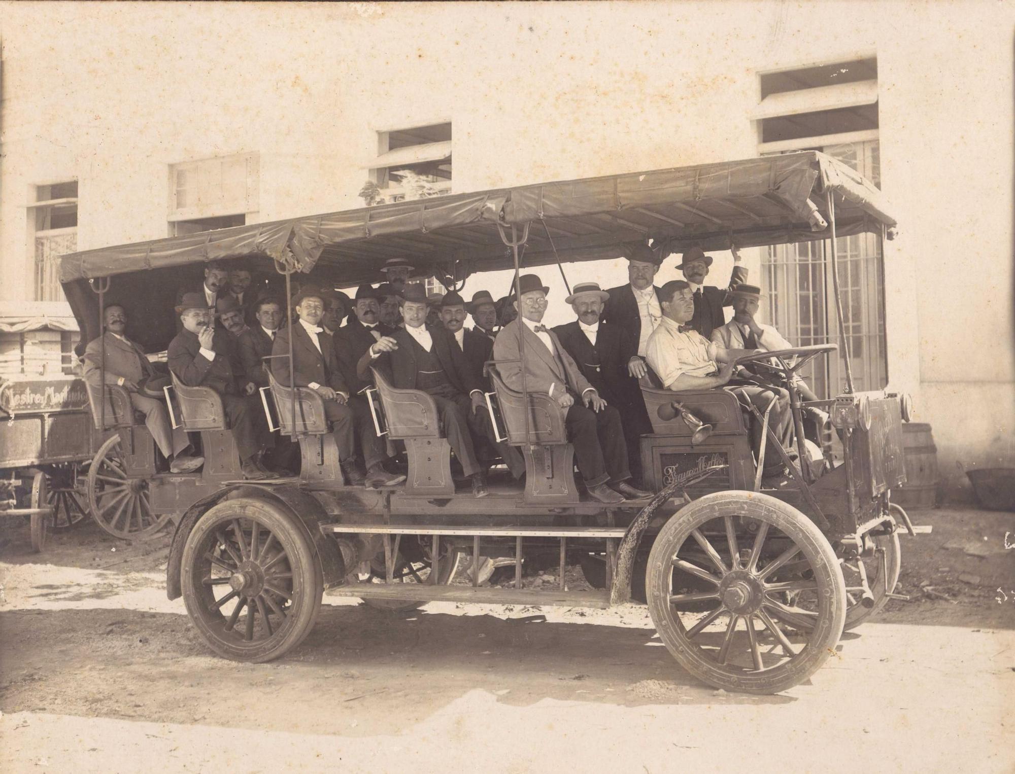 Miembros de una sociedad asturiana de La Habana camino de una gira, h. 1915.jpg