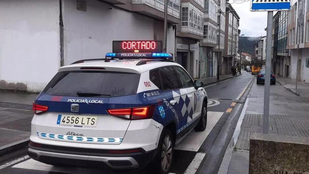 Un vehículo de la Policía Local de Santiago en la calle Sánchez Freire de Conxo (Archivo)