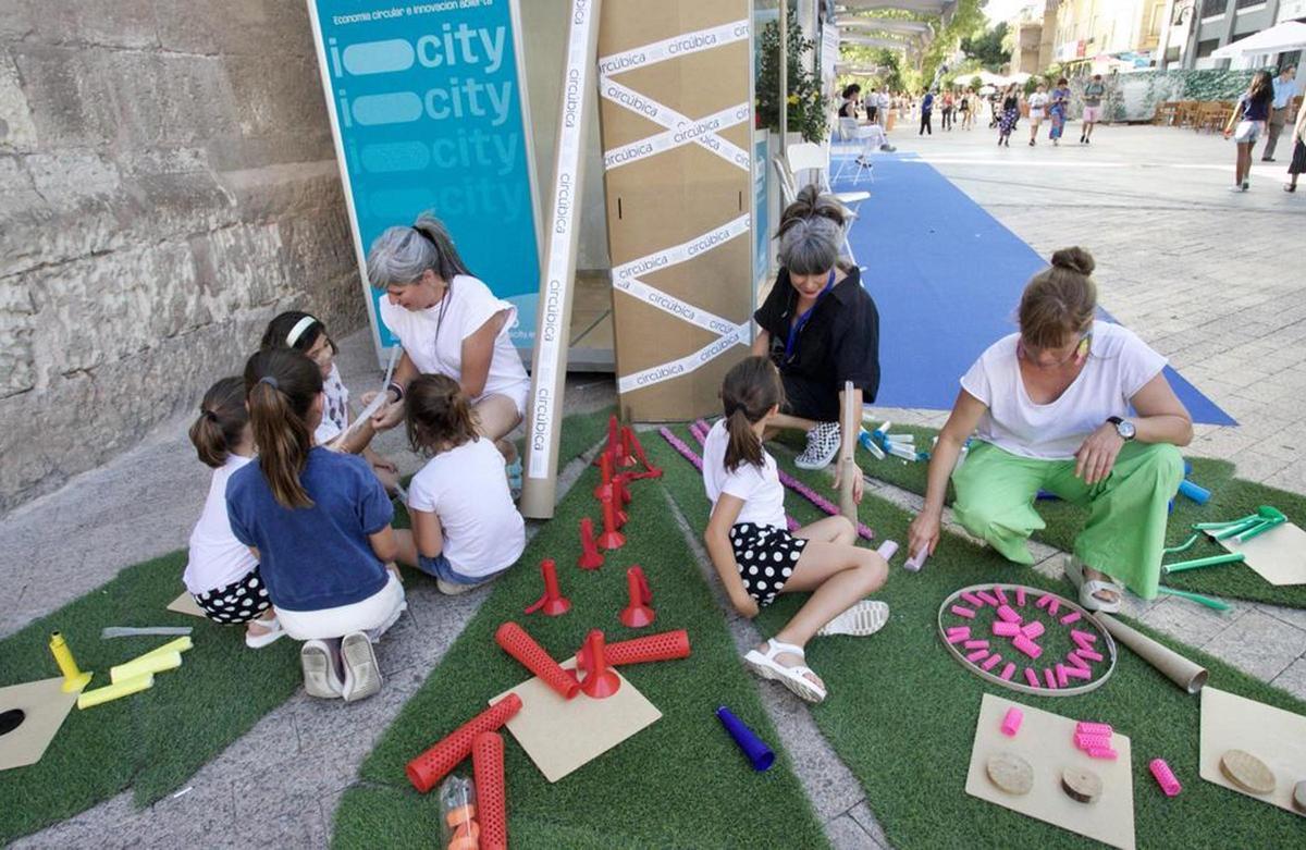 Taller infantil con materiales reciclados desarrollado por la cooperativa murciana Circúbica.