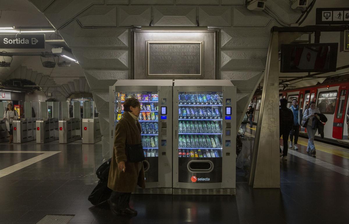 Una placa poco vistosa en la estación Espanya recuerda al ingeniero Esteve Terradas
