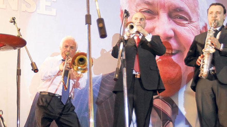 José Luis Baltar se subió al escenario y tocó cinco temas en su fiesta de homenaje.  // Jesús Regal