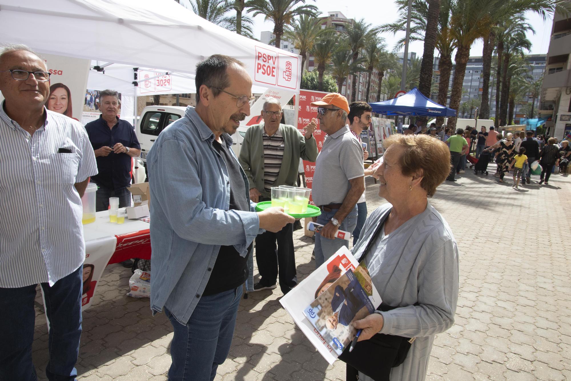 Los Partidos buscan el voto en el mercado de Alzira