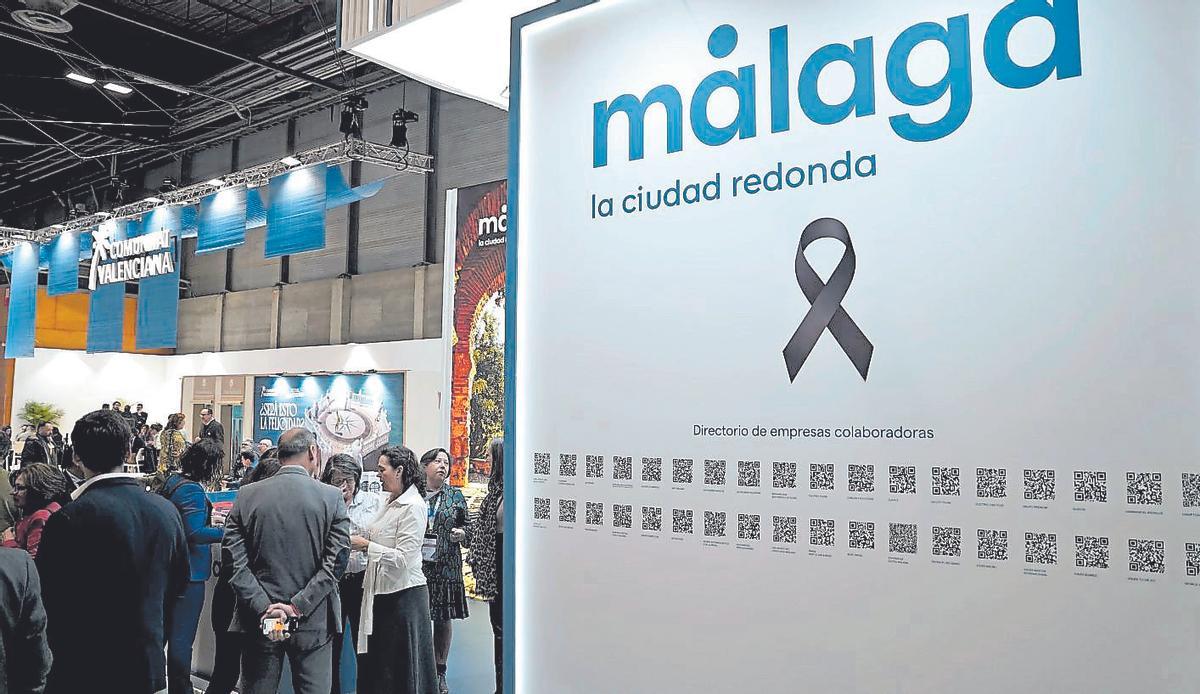 El expositor de Málaga luce un crespón negro por las víctimas de Adamuz.