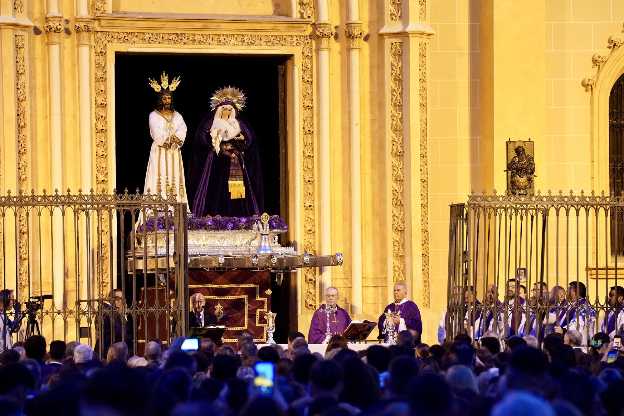 La plaza de San Pablo se llena en el amanecer del Jueves de Pasión para participar en la Misa del Alba,