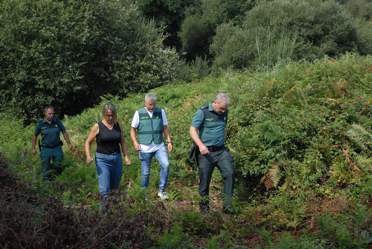 La alcaldesa de Silleda, Paula Fernández Pena, junto a miembros de la Guardia Civil en la finca donde fue encontrado el fallecido.