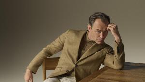 Jude Law en una de las imágenes de la nueva campaña Primavera‑Verano 2026 de Emidio Tucci