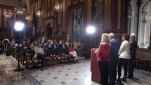 Concejales, comisionados y otros miembros del equipo de gobierno del Ayuntamiento de Barcelona, en el Saló de Cent.