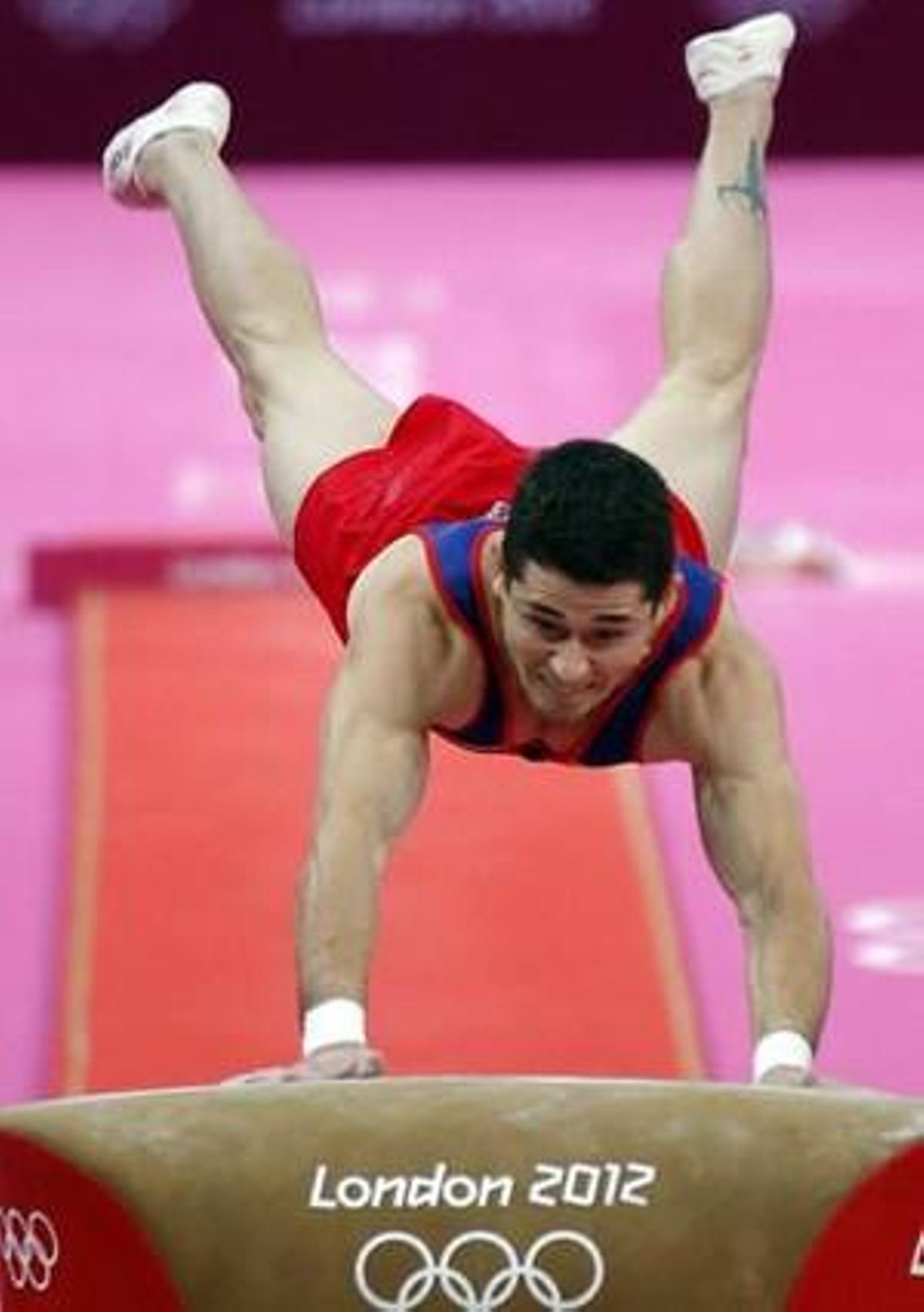 El gimnasta espanyol Isaac Botella Pérez competeix en la final de la modalitat de salt de poltre.
