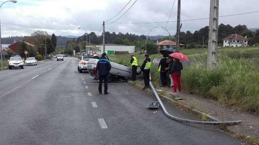 Sale ilesa después de chocar contra una farola y volcar