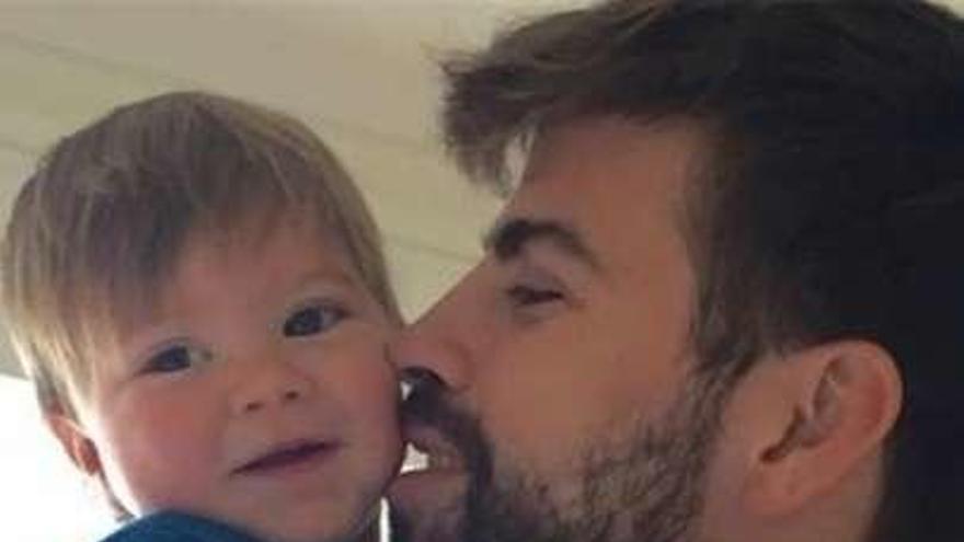 Gerard Piqué y su hijo Sasha.