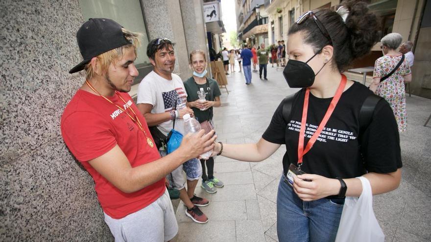 Solidaridad para vencer al calor en las calles de Murcia