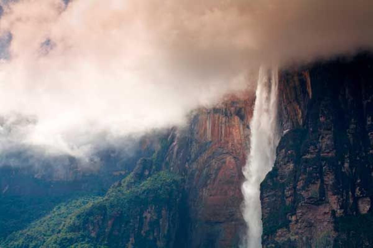 El Salto del Ángel es el mayor salto de agua del mundo y se encuentra en el Parque Nacional Canaima, en Venezuela.