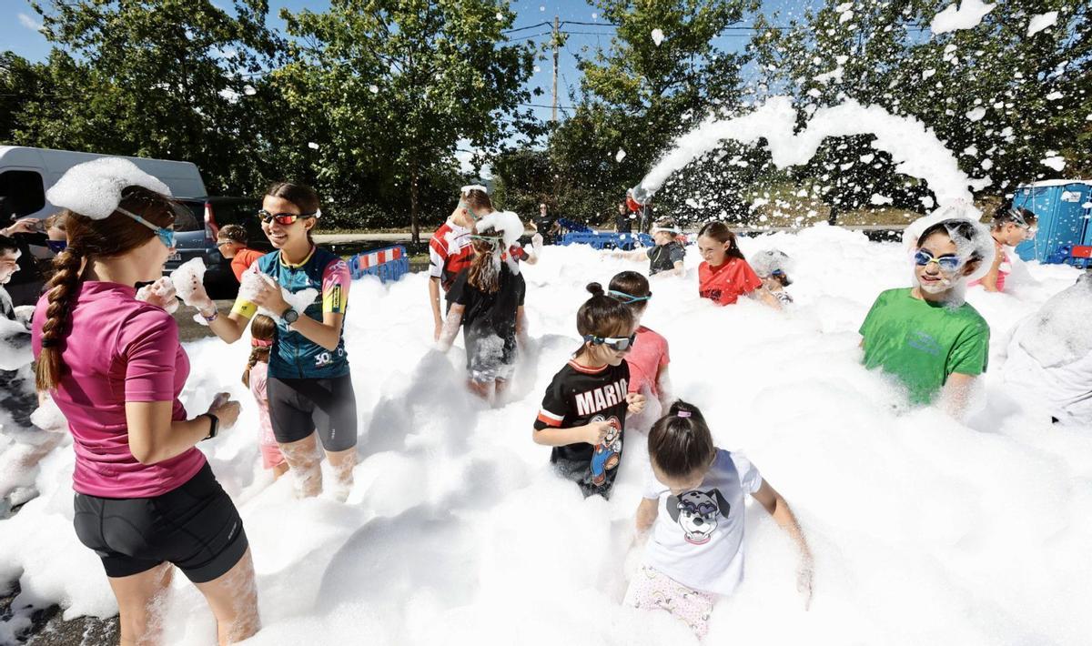 Un grupo de niños, disfrutando de la fiesta de la espuma, ayer, en Latores. | David Cabo