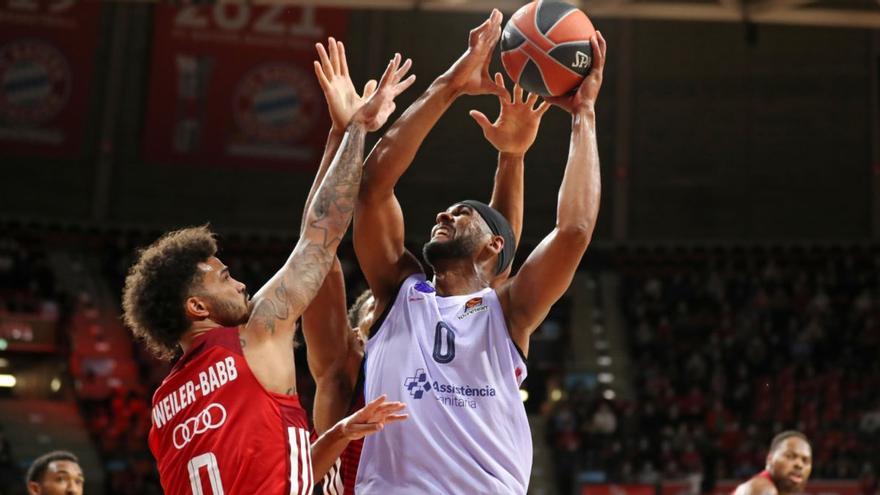 Davies recoge un rebote ante la oposición de Welier Baaab en el partido del Audi Dome.