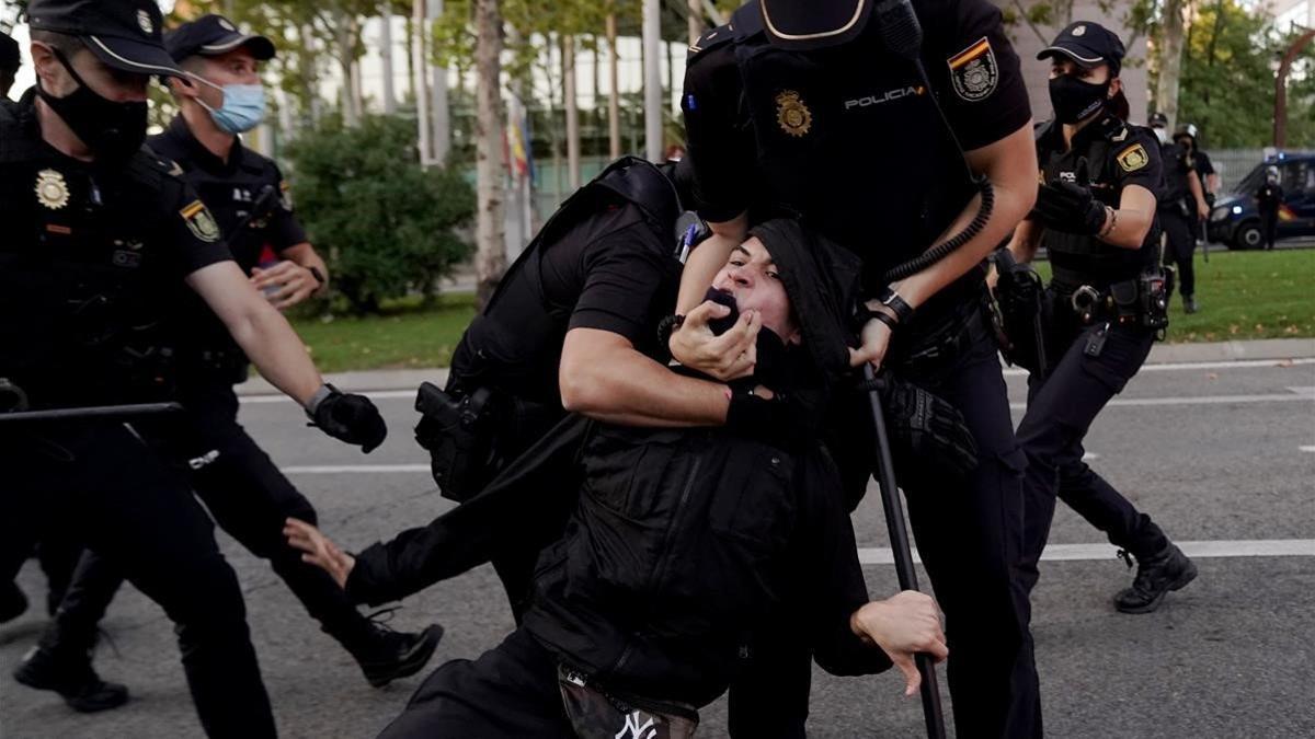 Carga policial en una concentración por la sanidad pública frente a la Asamblea de Madrid, este jueves, 24 de septiembre.