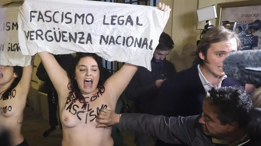 Un hombre toca los pechos de dos activistas de Femen que habían irrumpido en la entrada de la misa por Franco