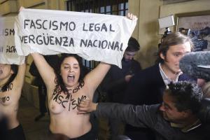 Un hombre toca los pechos de dos activistas de Femen que habían irrumpido en la entrada de la misa por Franco