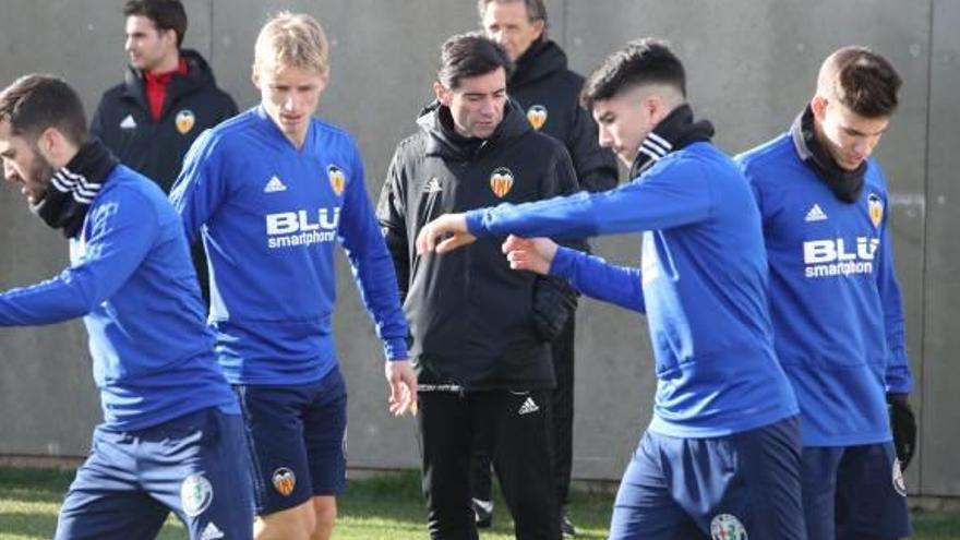 Gayà, Wass, Carlos Soler y Santi Mina, en el entrenamiento matinal del Valencia, bajo la mirada atenta de Marcelino.
