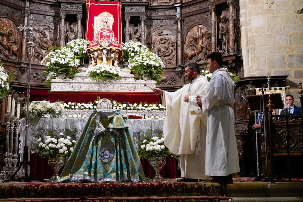 La cofradía de la Montaña regala un manto a la Virgen del Vaquero