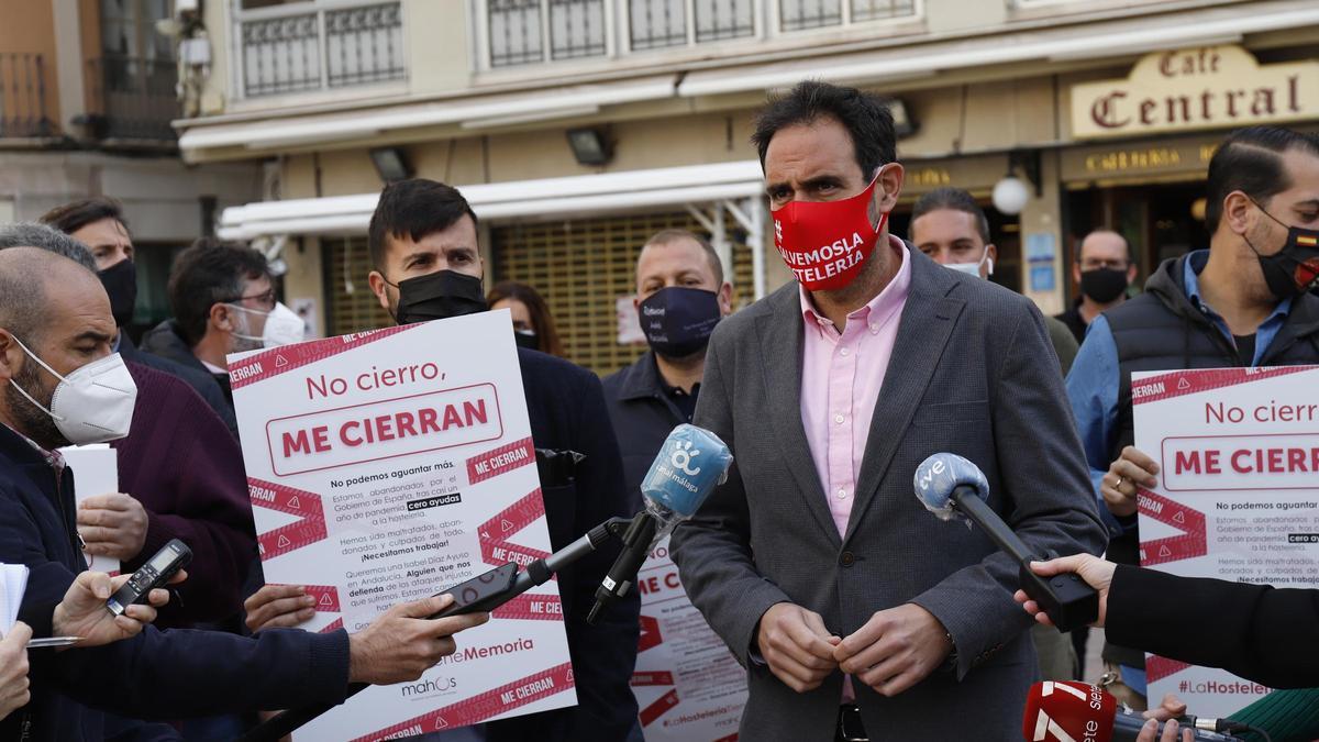 Los hosteleros pegan carteles en sus negocios en protesta por las restricciones