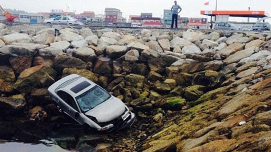 El vehículo precipitado sobre el puerto de Boiro. // Guardia Civil