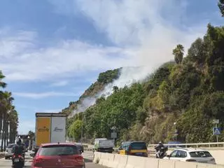 Un incendio en Montjuïc provoca una gran columna de humo visible desde distintos puntos de Barcelona