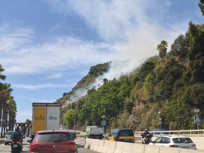Un incendio en Montjuïc provoca una gran columna de humo visible desde distintos puntos de Barcelona