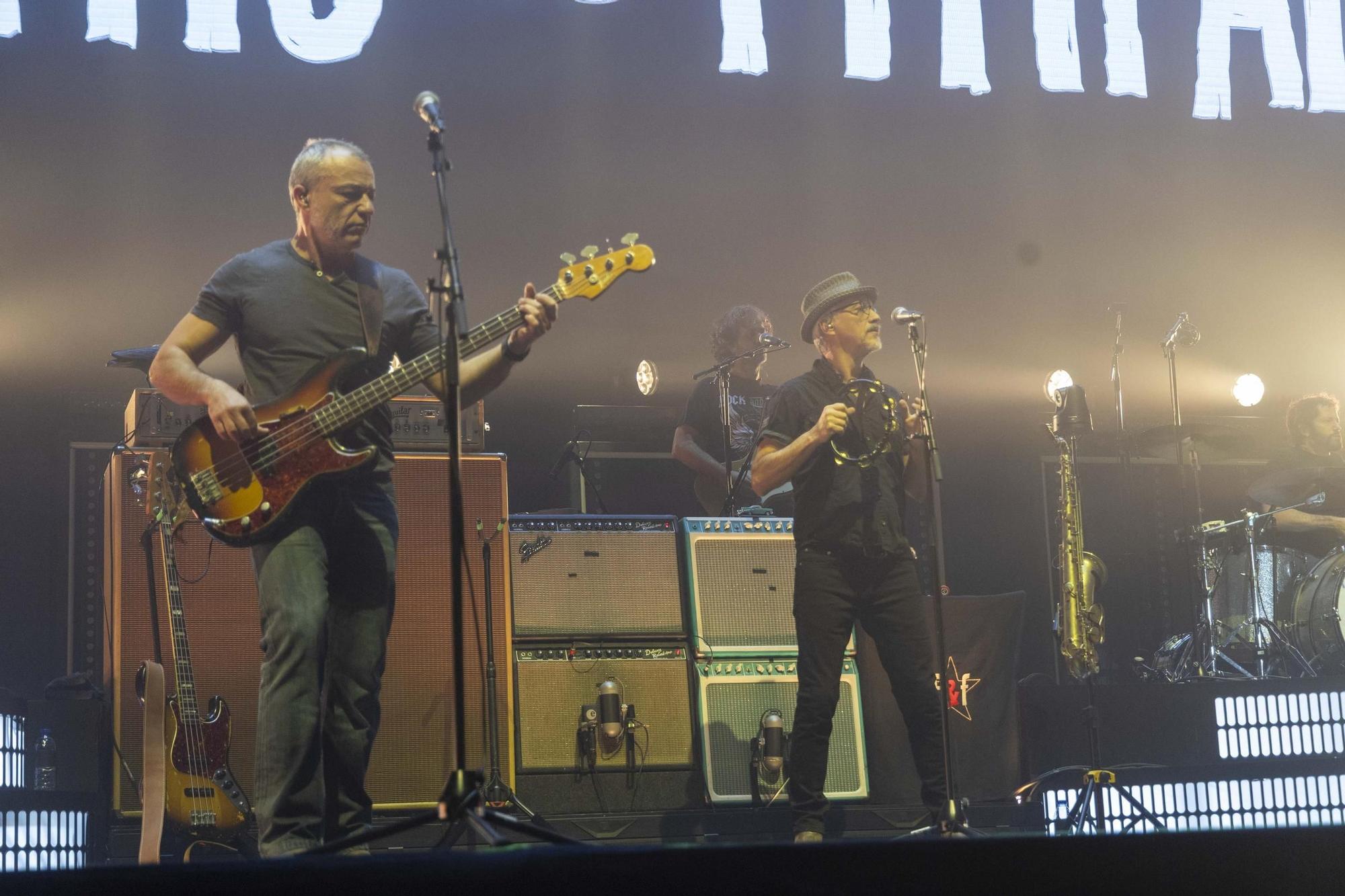 El Multiusos Fontes do Sar a los pies de Fito y sus fitipaldis