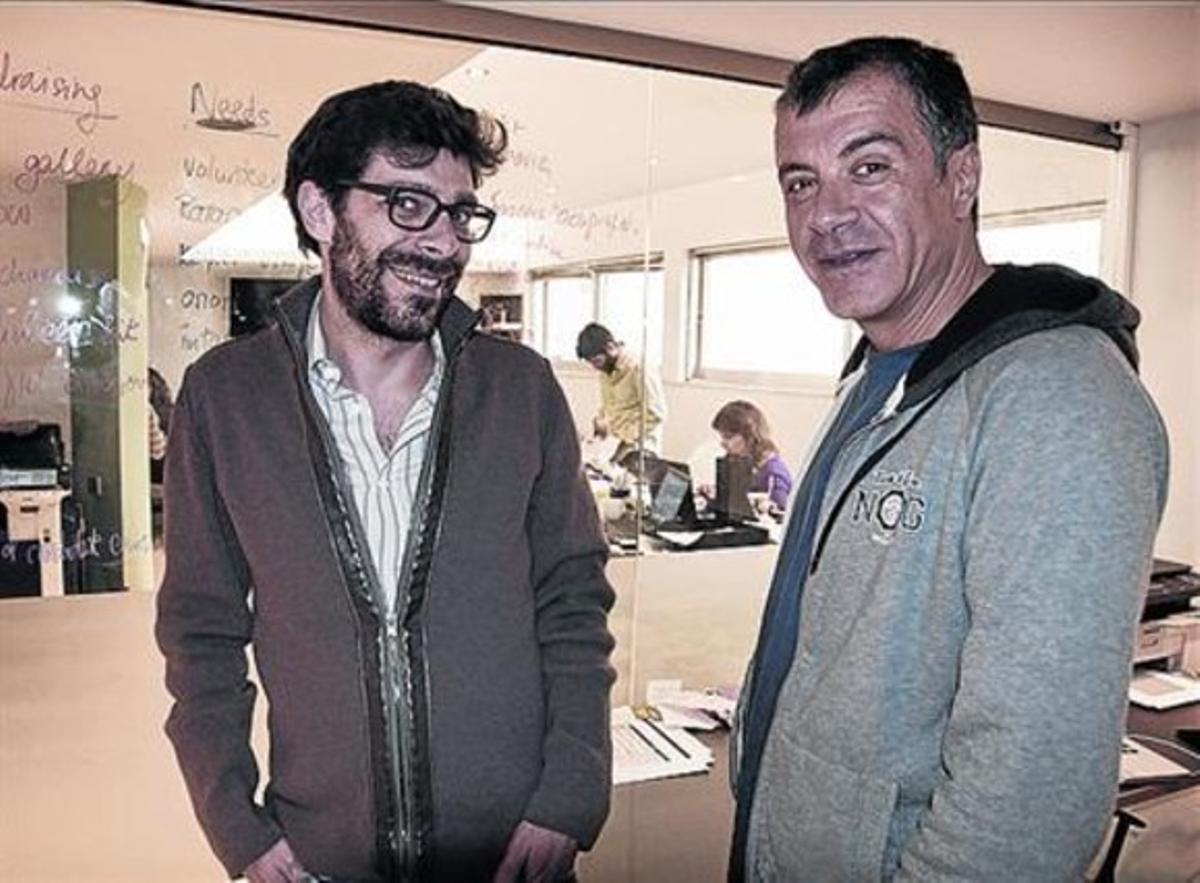 El periodista Stavros Theodorakis (a la dreta), a la seu del partit. El periodista Stavros Theodorakis (a la dreta), a la seu del partit.